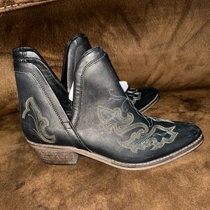 🆕 Liz Black Embroidered Dream Bootie 8.5 southern fried chic